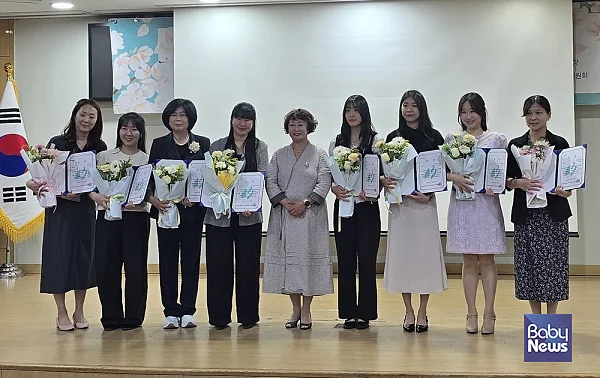 김혜숙 한국어린이집총연합회 직장분과위원회 위원장이 장려상 수상자들과 기념촬영을 하고 있다. ⓒ한국어린이집총연합회 직장분과위원회?