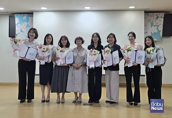 김혜숙 한국어린이집총연합회 직장분과위원회 위원장이 장려상 수상자들과 기념촬영을 하고 있다. ⓒ한국어린이집총연합회 직장분과위원회?