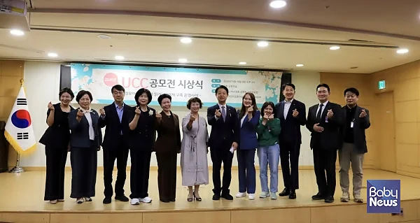 ‘영유아기 그림책 읽기 생태계 구축 운영사례’를 주제로 진행된 ‘2026 UCC 공모전 시상식’ 참가자들이 기념촬영을 하고 있다. ⓒ월간유아
