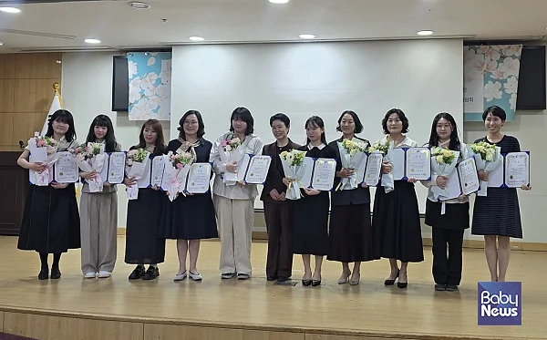 임진숙 한국어린이집총연합회 회장이 우수상 수상자들과 기념촬영을 하고 있다. ⓒ한국어린이집총연합회 직장분과위원회?
