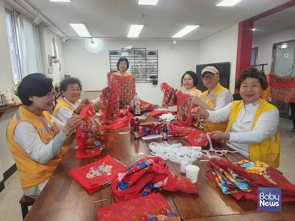 적십자봉사원들이 친환경 앞치마를 제작하고 있다. ⓒ대한적십자사 서울지사