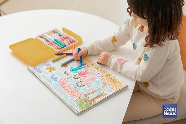 수능 비문학의 핵심은 많은 글을 읽는 것이 아니라 정보를 구조화하고 시각화하는 '시각적 문해력'이며, 그림책·미술 활동이 이러한 사고력의 기초를 키울 수 있다. ⓒ베이비뉴스