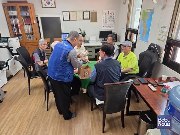 돈암1동 주민자치회, 청소년 나눔학교로 세대 공감 실천(경로당 전달).