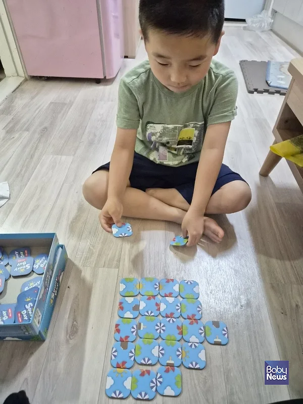드림스타트 정서발달 보드게임에 참여한 아동이 게임을 하고 있다.