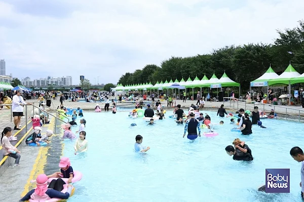 지난해 구로구 안양천 물놀이장을 찾은 이용객들이 즐거운 시간을 보내고 있다. ⓒ구로구