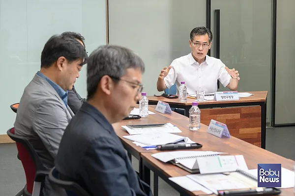 이기재 양천구청장(오른쪽)이 ‘목동아파트 재건축 이주계획 안정화 방안 연구용역 착수보고회’에 참석해 발언하고 있는 모습.?ⓒ양천구