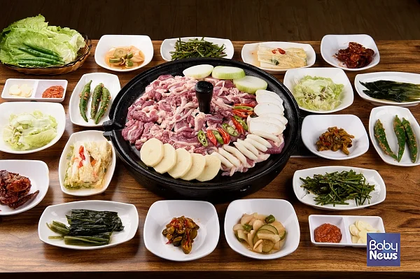 폭염으로 체력이 쉽게 떨어지는 여름에는 오리고기, 흑염소, 장어, 전복 등 영양이 풍부한 보양식과 균형 잡힌 식사가 건강을 지키는 가장 기본적인 방법이다. ⓒ베이비뉴스