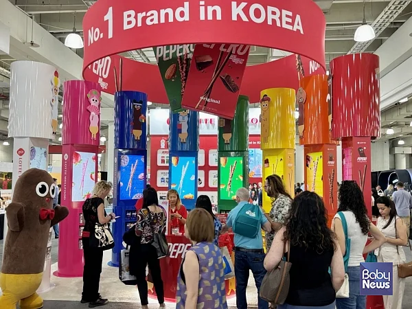 미국 뉴욕에서 열린 팬시푸드쇼 2026에 참가한 롯데웰푸드 부스를 참관객이 둘러보고 있다. ⓒ롯데웰푸드