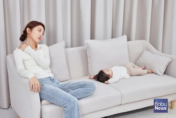 경력유지 여성과 경력단절 여성의 시간당 임금 격차가 여전히 15%를 웃도는 것으로 나타났다. 특히 출산과 육아로 인한 경력단절이 장기근속과 승진, 숙련 축적에 영향을 미치면서 중장년층 여성일수록 임금 격차가 더욱 커지는 것으로 분석됐다. ⓒ베이비뉴스
