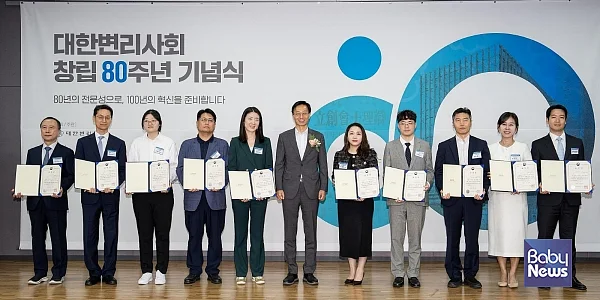 한미사이언스 한지연 IP팀 팀장(오른쪽 두 번째)이 지식재산 유공자들과 함께 지난 6월 26일 서울 서초동 대한변리사회관에서 열린 대한변리사회 창립 80주년 기념식에서 기념촬영을 하고 있다.?ⓒ한미사이언스