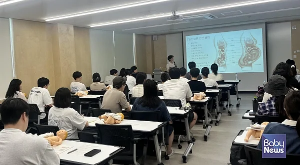 지난 7월 구로구 모자건강센터 부부출산준비교실에서 예비 부모들이 출산 준비 실습을 하고 있다.?ⓒ구로구