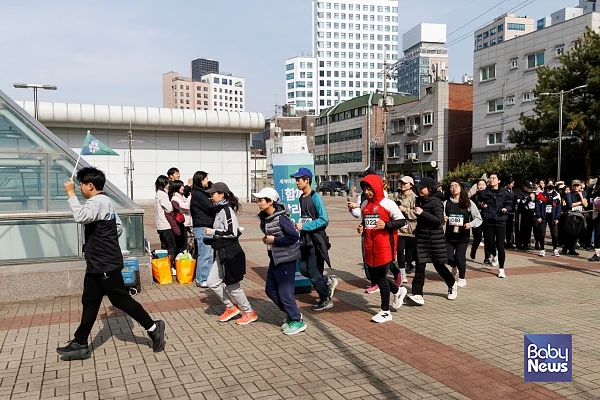 여성의 날 기념으로 열린 달리기 행사에 참여한 주민들.?ⓒ마포구