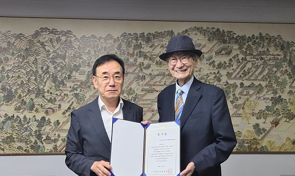 김종규 (사)한국박물관협회 명예회장 감사장 전달 사진.?ⓒ서울역사박물관