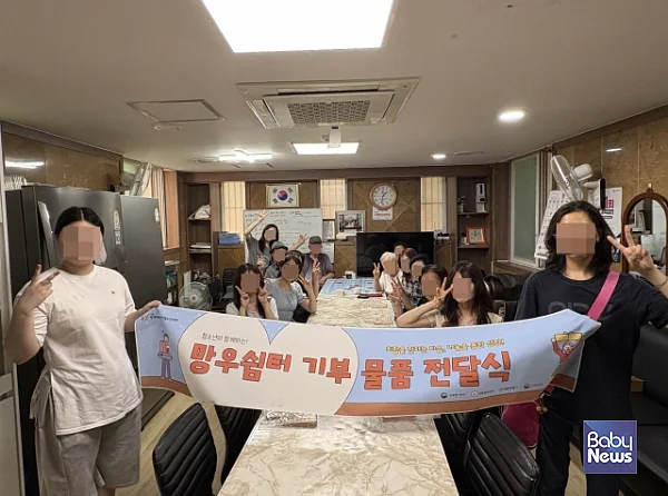 ???????시립망우여자단기청소년쉼터는 지난 6월 29일 중랑구 햇님경로당에서 청소년들이 직접 제작한 냄비받침을 전달하는 지역사회 나눔활동을 진행했다고 밝혔다.?ⓒ시립망우여자단기청소년쉼터
