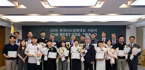 ???????ISO 국제표준 인증기관 KSR인증원(회장 김장섭)이 8월 5일 서울 프레스센터에서 열린 '제4회 2026 한국ESG경영대상' 시상식에서 중소기업 부문 최우수상(Governance)을 수상하며, 인증기관 스스로 가장 높은 수준의 투명성을 갖춰야 한다는 원칙을 실적으로 입증했다.?ⓒKSR인증원