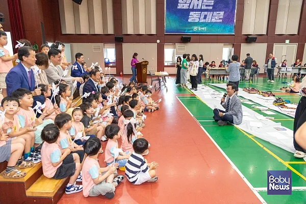 최동민 동대문구청장(오른쪽)이 지난 14일 동대문구청 2층 강당에서 열린 어린이 태극기 그림 그리기 대회에서 아이들과 인사를 나누고 있다.