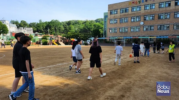 아침건강교실 등굣길 운동장 걷기 프로그램 모습. ⓒ금천구