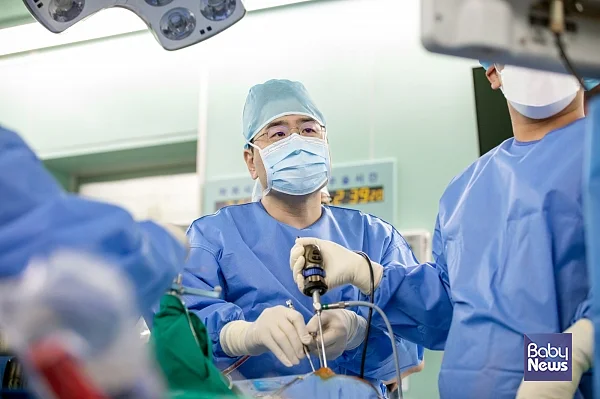 고려대 안산병원 신경외과 서영범 교수가 뇌내시경 수술을 집도하고 있다.?ⓒ고려대 안산병원