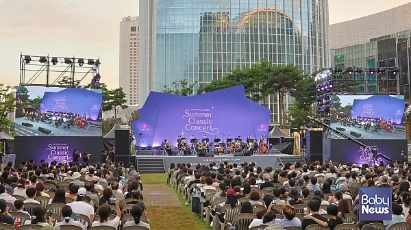 롯데는 23일 롯데월드타워 월드파크에서 _2026 롯데 서머 클래식 콘서트’를 개최했다. 무료로 진행된 이 날 공연에는 늦~.