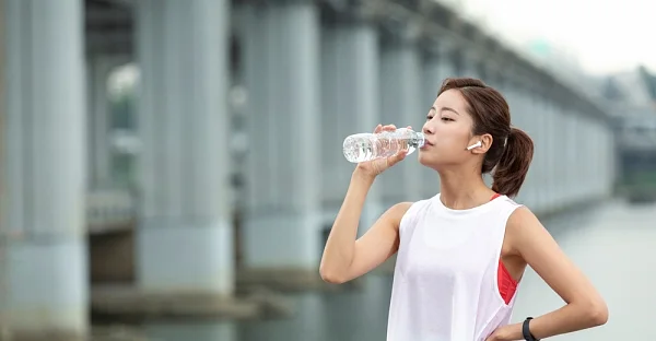 물은 무조건 많이 마시기보다 자신의 건강 상태와 활동량에 맞춰 적절한 양을 섭취하고, 운동 중에는 전해질 균형까지 고려하는 것이 중요하다. ⓒ베이비뉴스