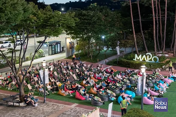 지난 4일 마포구청 구민광장에서 열린 ‘온가족 야금야금 시네마’에서 가족 관람객들이 영화를 관람하고 있다.