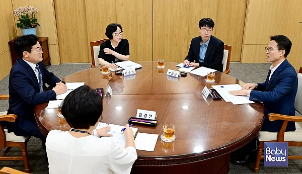 인천광역시 관계자들과 저출산고령사회위원회 관계자들이 만나 저출생 대책을 논의하고 있다. ⓒ저출산고령사회위원회