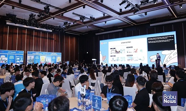 지난해 베트남 하노이에서 진행한 _2025 롯데 글로벌 잡페어_ 행사 현장 사진.