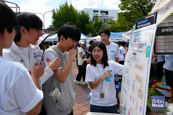마포구 청소년들이 지역사회를 직접 살펴보고 또래 청소년들의 의견을 모아 필요한 정책을 발굴하고 있다.?ⓒ마포구