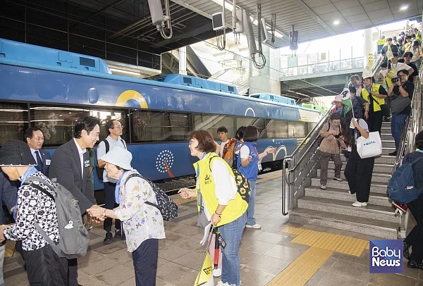 서울 용산구 청파노인복지관이 지역 어르신 240명에게 특별한 기차여행을 선물했다.?ⓒ용산구