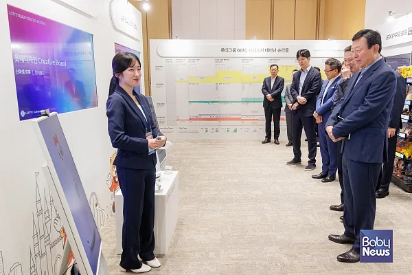 롯데는 10일 롯데월드타워에서 _2026 롯데 디자인전략회의_를 개최했다. 신동빈 롯데 회장(오른쪽 첫번째)이 젊은 디자이너들. ⓒ롯데
