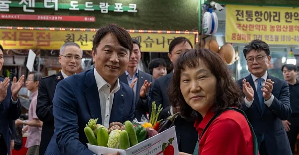 구본욱 사장이 온누리 상품권으로 명절 물품을 구매하고 있다.?ⓒKB손해보험