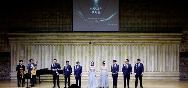 듀오 에녹과 미라클보이스앙상블 관객이 함께 참여해서 만든 '10월의 어느 멋진 날에' 공연 모습.?ⓒ밀알복지재단