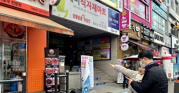 계단뿌셔클럽 챌린지 활동 중인 한국장애인고용공단 직원들의 모습.