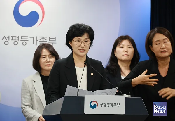 원민경 성평등가족부 장관이 8일 오전 정부서울청사에서 달라진 형사 절차에 대한 젠더폭력 피해자 권리보호·지원 방안 브리핑을 갖고 '젠더폭력 피해자 권리체크 10' 배포 및 피해자지원강화에 대해 발표하고 있다. ⓒ성평등가족부