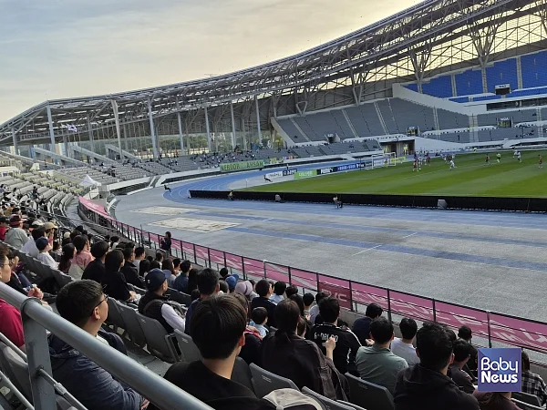 용인특례시가 용인예술과학대, 용인FC와 함께 보호대상아동들을 용인시시민프로축구단 경기에 초청했다.