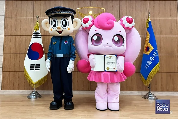 경찰의날 경찰청장 감사장을 받은 SAMG엔터 하츄핑(오른쪽).