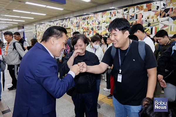 이재준 수원특례시장이 여행을 떠나는 발달장애인과 인사하고 있다. ⓒ수원시