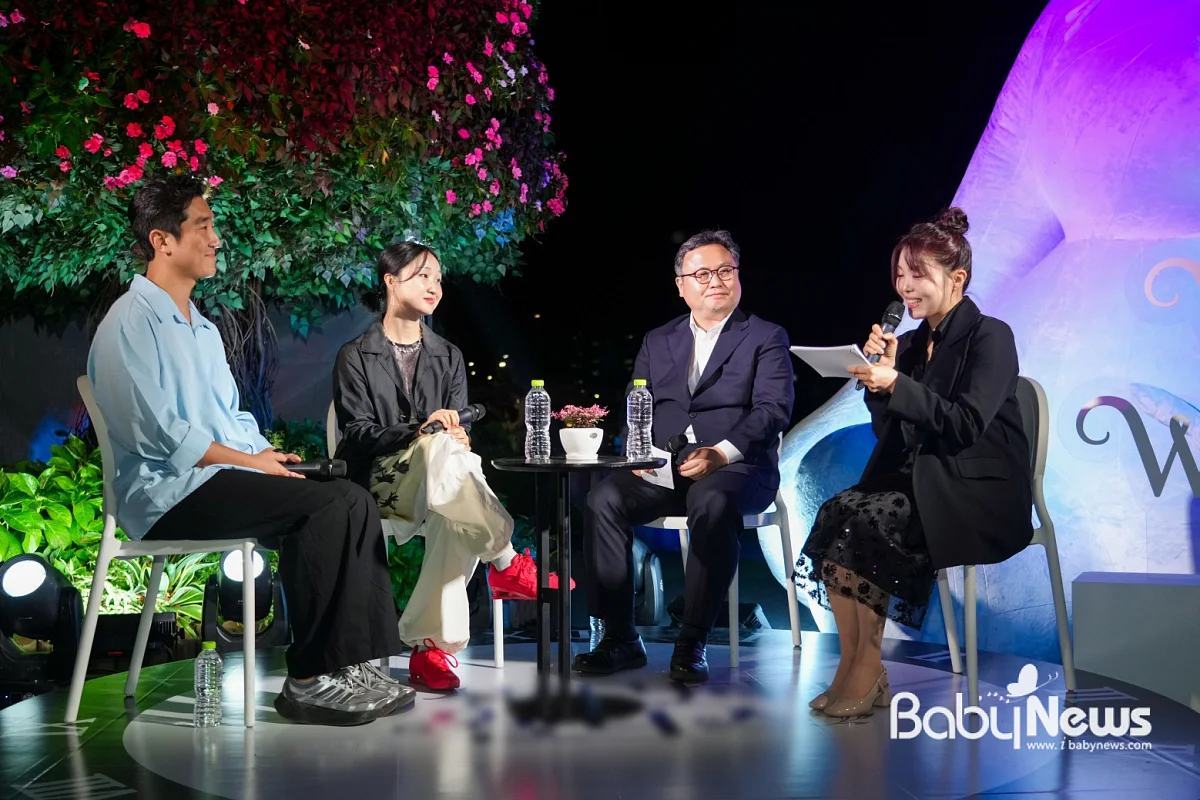 정창수 강북구청장과 이슬아 작가, 손진영 창작집단 싹 대표가 토크 콘서트에 참여하고 있다. ⓒ강북구