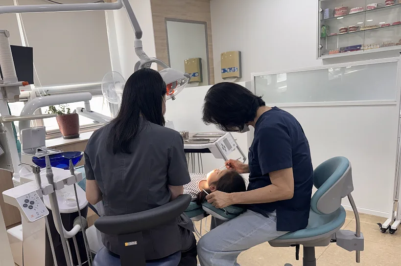 지난 6월 한 초등학생이 치과의료기관에서 치아홈메우기 시술을 받고 있다.