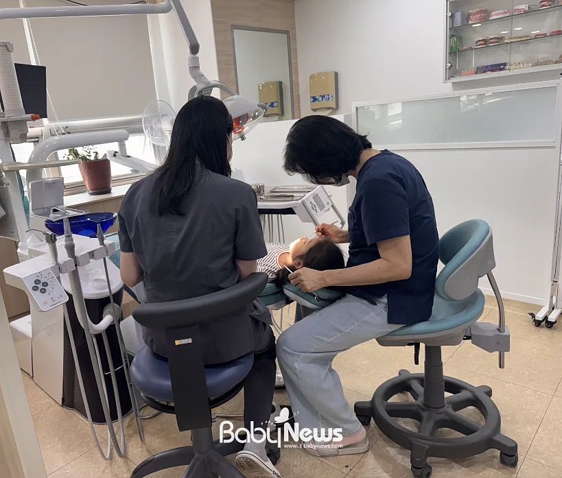지난 6월 한 초등학생이 치과의료기관에서 치아홈메우기 시술을 받고 있다. ⓒ강북구