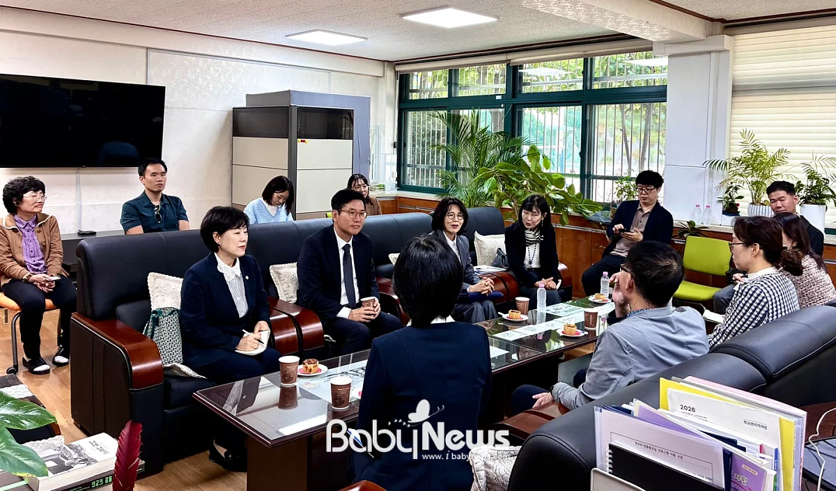 - 안산초등학교 간담회 및 학교시설 현장점검 모습. ⓒ더불어민주당