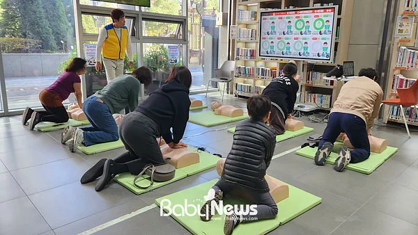 디지털 심폐소생술 교육 진행 모습. ⓒ(사)성동구자원봉사센터