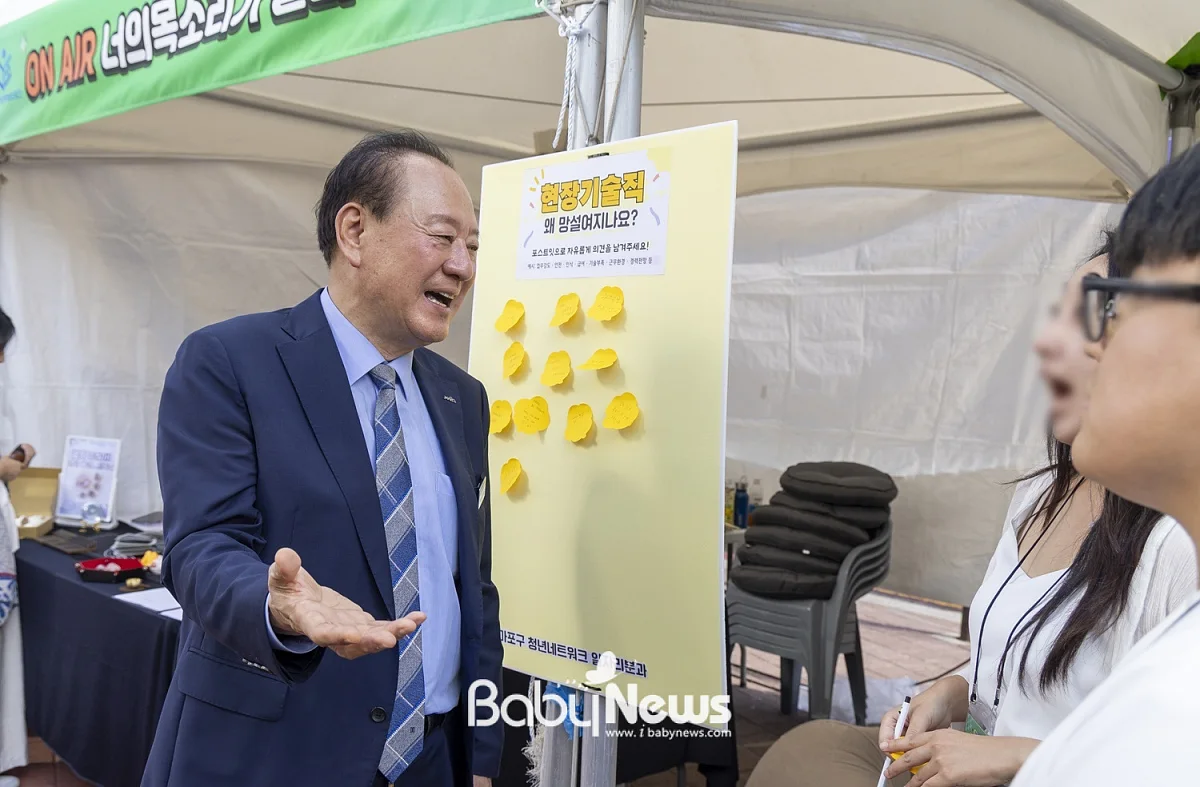 유동균 마포구청장이 지난 9월 ‘마포 청년축제’ 현장에서 부스를 둘러보며 청년들과 이야기를 나누고 있다.
