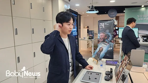 히어링허브 종로센터 김시몬 청각사가 오티콘 인공지능 차세대 라인업인 질을 청음 테스트하고 있다. ⓒ