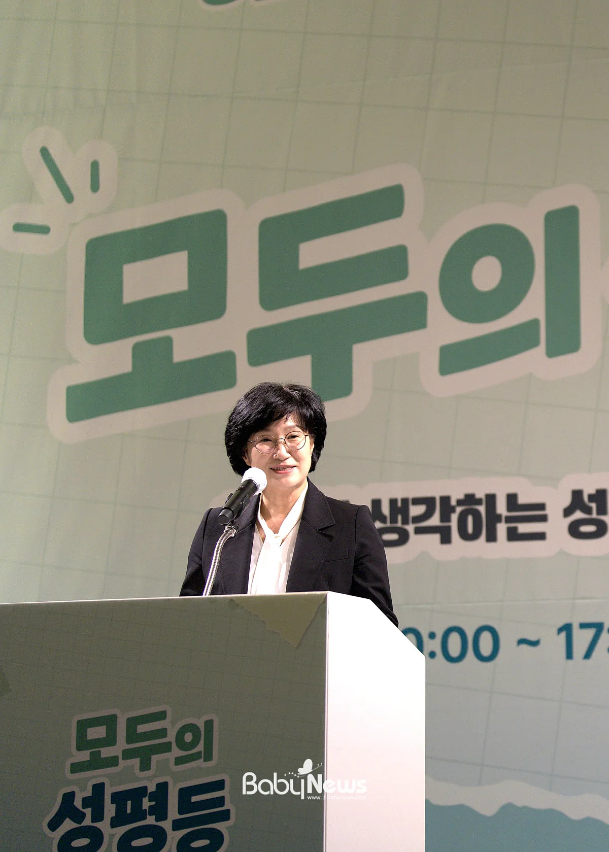 원민경 성평등가족부 장관이 25일(일) 오후 연세대학교에서 열린 제2차 청년세대 공개형 공론장에서 청년 100여명과 함께 군 복무, 육아휴직 등 남성이 겪는 경험을 성평등 정책 반영하는 방안에 대해 논의하고 있다. ⓒ성평등가족부