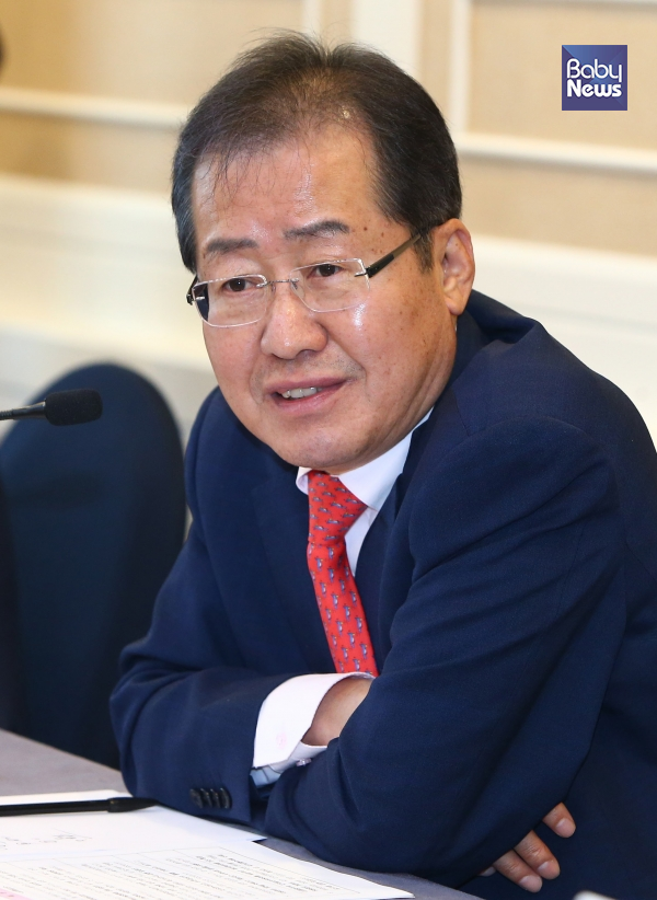 지난 5월 대선에서 홍준표 당시 자유한국당 후보는 소득 하위 50%의 초·중·고 학생들에게 월 15만 원 상당의 아동수당을 약속한 바 있다. 베이비뉴스 자료사진 ⓒ베이비뉴스