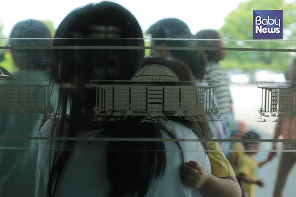 지난해 10월 서울 여의도 국회의사당 본청에서 어린이집 아이들이 학부모와 보육교사들과 함께 견학을 마치고 국회를 나서고 있다. 이기태 기자 ⓒ 베이비뉴스