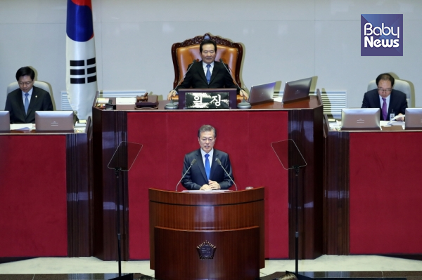 11월 4일 국회에서 문재인 대통령은 2018년도 예산안 시정연설을 했다. 진통 끝에 12월 6일 '지각 통과' 된 2018년 예산에는 누리과정 전액 국고 지원금 등 공약퍼즐 관련 내용이 다수 포함됐다. ⓒ청와대