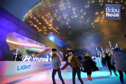 동계 올림픽 성공 개최에 대한 염원과 국민적 호응을 이끌어내고자 22일 서울 동대문 디자인 플라자에 ‘현대차 Light Up 아이스링크’를 개장한 현대자동차. ⓒ현대자동차