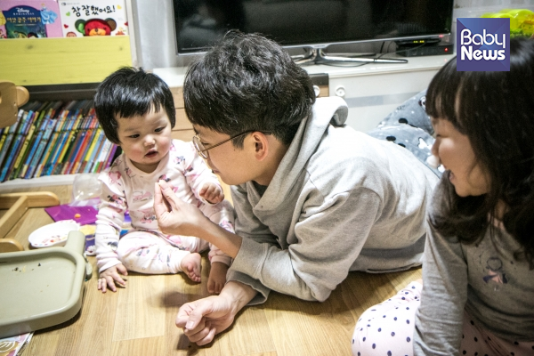낮은 포복으로 아이의 눈높이를 맞추고, 위험요소를 찾아내는 아빠. ⓒ문선종